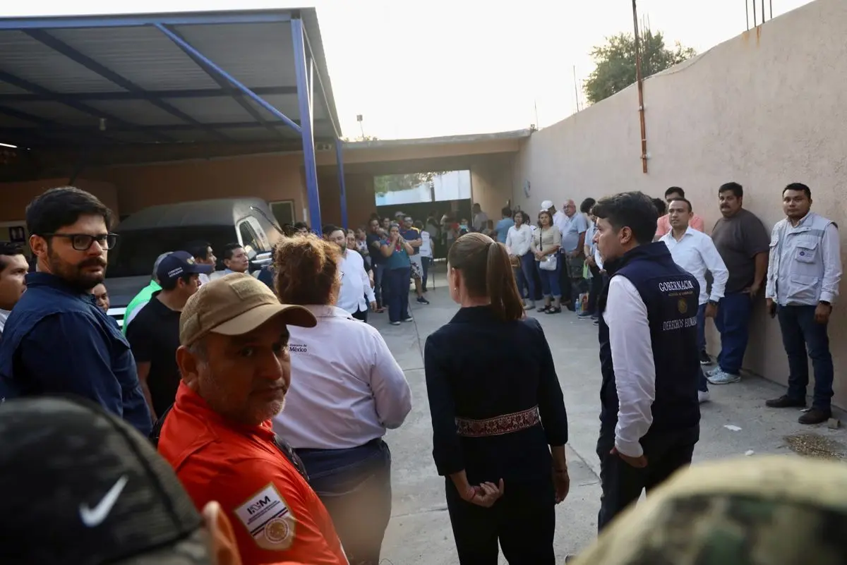 La presidenta Claudia Sheinbaum Pardo acudió al crematorio para expresar su apoyo ante la tragedia. Cuartoscuro.