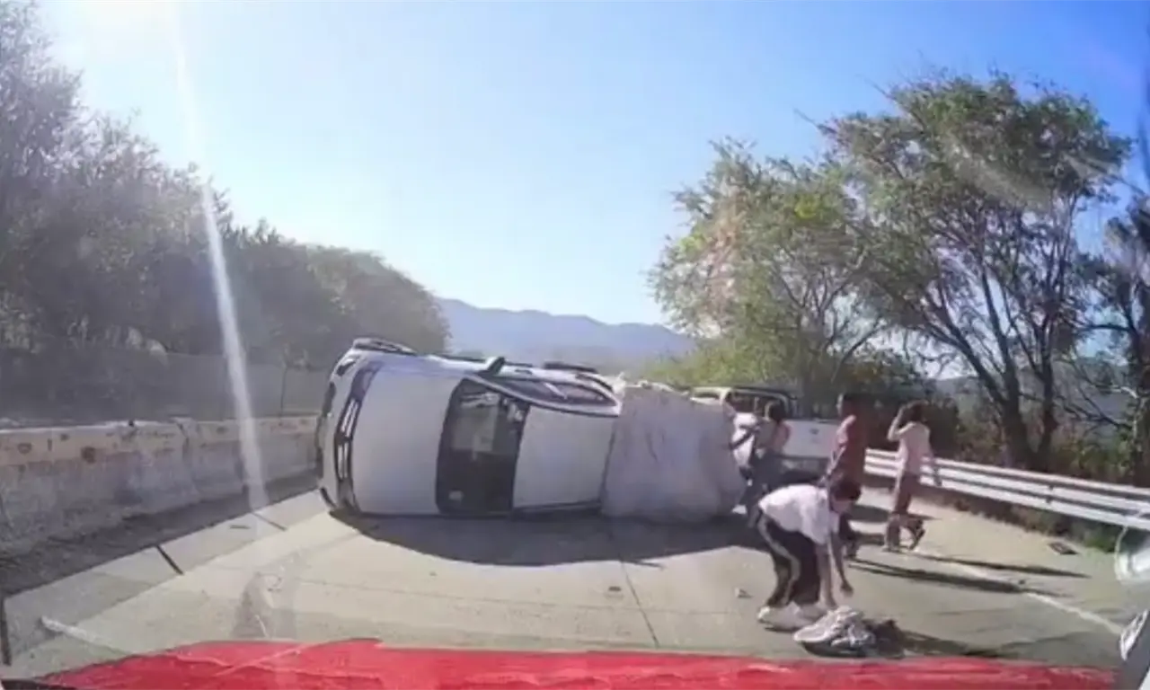  Viaje acaba en susto: turistas se vuelcan en la Autopista del Sol | VIDEO 