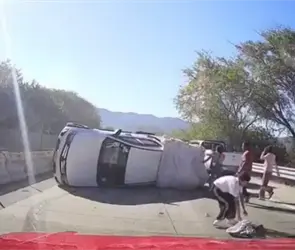 Viaje acaba en susto: turistas se vuelcan en la Autopista del Sol | VIDEO