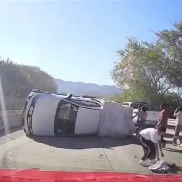 Viaje acaba en susto: turistas se vuelcan en la Autopista del Sol | VIDEO