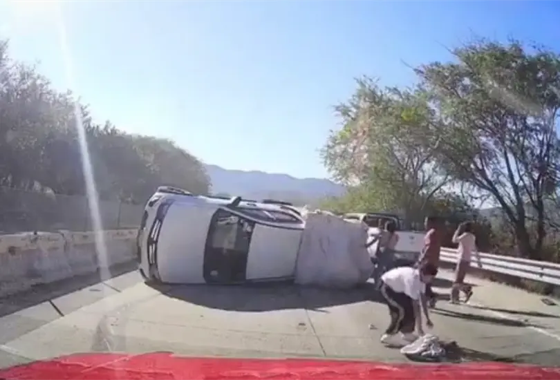 Viaje acaba en susto: turistas se vuelcan en la Autopista del Sol | VIDEO