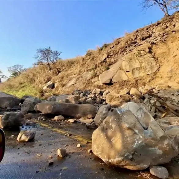 Impactantes imágenes: sismo de 6.5 causó deslaves en la Acapulco–Zihuatanejo Impactantes imágenes: sismo de 6.5 causó deslaves en la Acapulco–Zihuatanejo