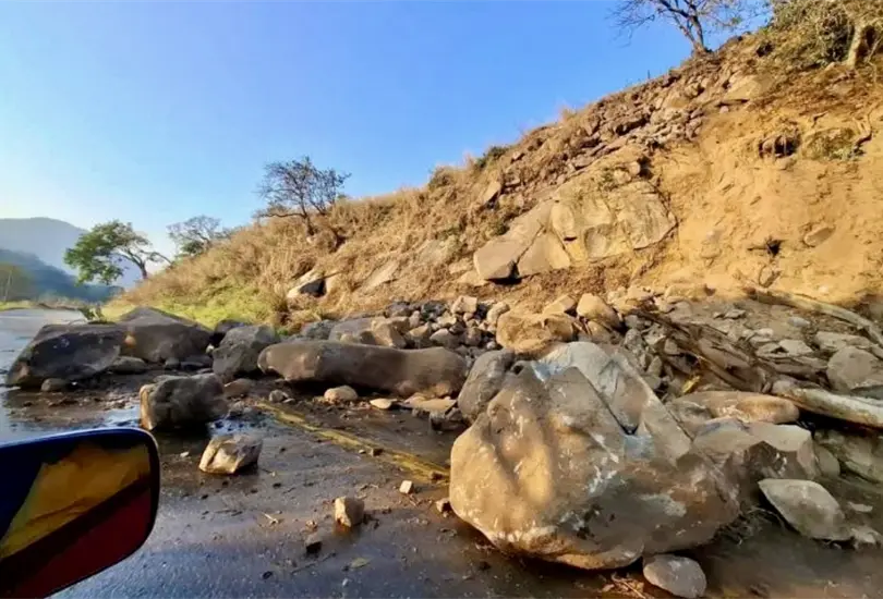 Impactantes imágenes: sismo de 6.5 causó deslaves en la Acapulco–Zihuatanejo Impactantes imágenes: sismo de 6.5 causó deslaves en la Acapulco–Zihuatanejo