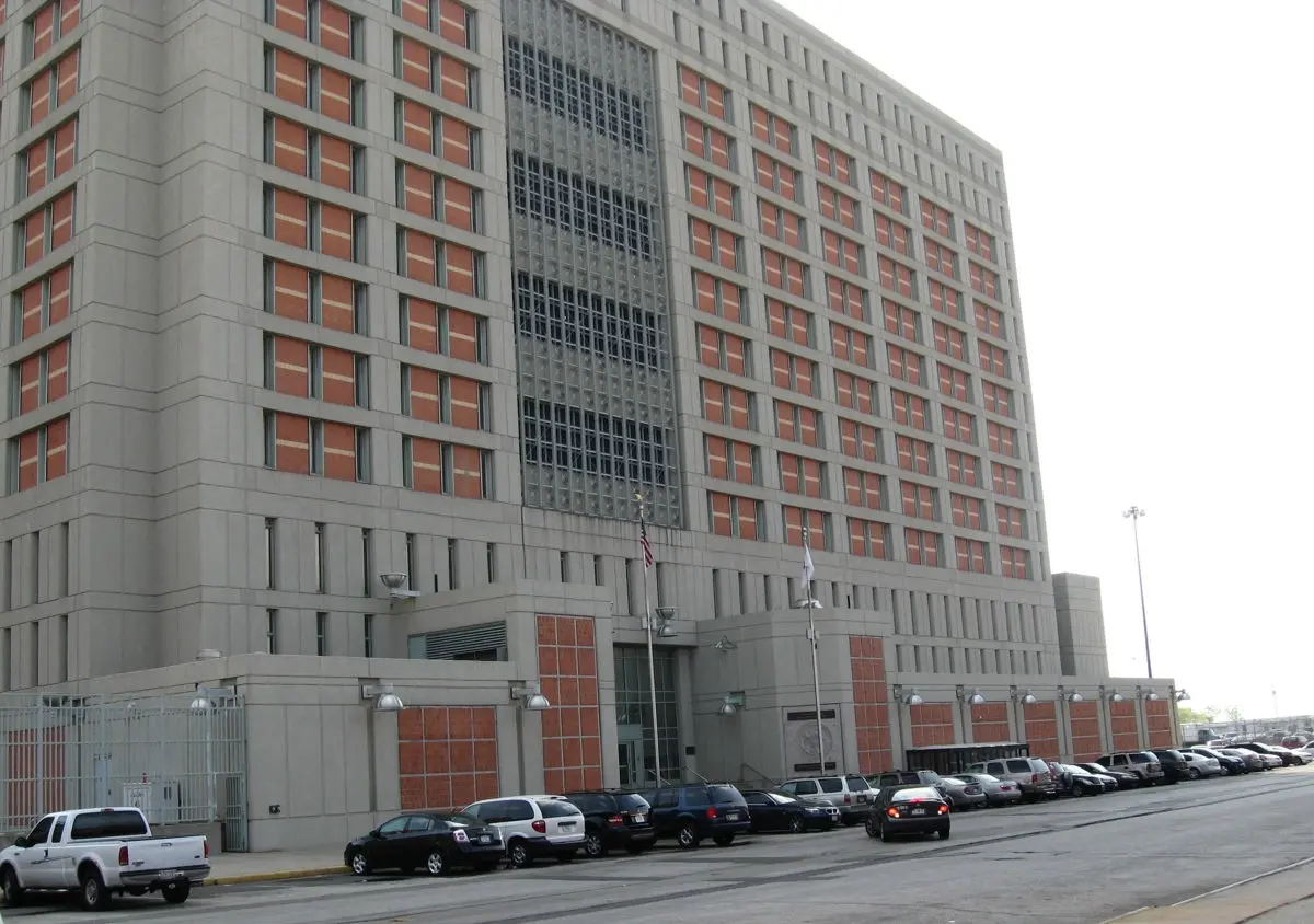 Metropolitan Detention Center (MDC) de Brooklyn. By Jim.henderson - Own work, Public Domain, https://commons.wikimedia.org/w/index.php?curid=4086216