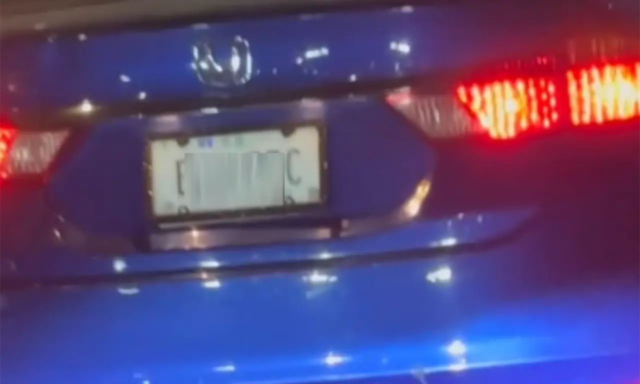  De acuerdo con el testimonio, Roberto se encontraba detenido, esperando el cambio del semáforo, cuando fue impactado por un automóvil azul. 