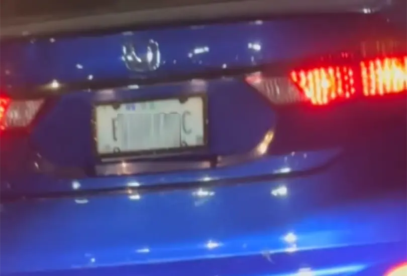 De acuerdo con el testimonio, Roberto se encontraba detenido, esperando el cambio del sem&aacute;foro, cuando fue impactado por un autom&oacute;vil azul.