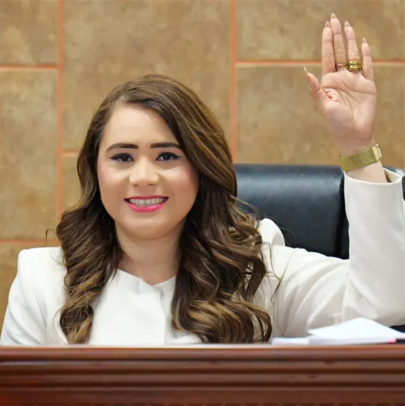 Diputada de Morena intenta cruzar la frontera con 800 mil pesos sin declarar