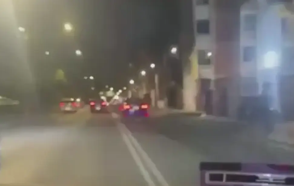 Roberto se encontraba detenido, esperando el cambio del semáforo, cuando fue impactado por un automóvil azul. Especial