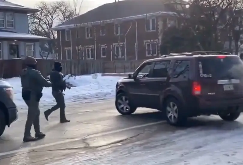 Agente de ICE asesina a mujer durante redada migratoria