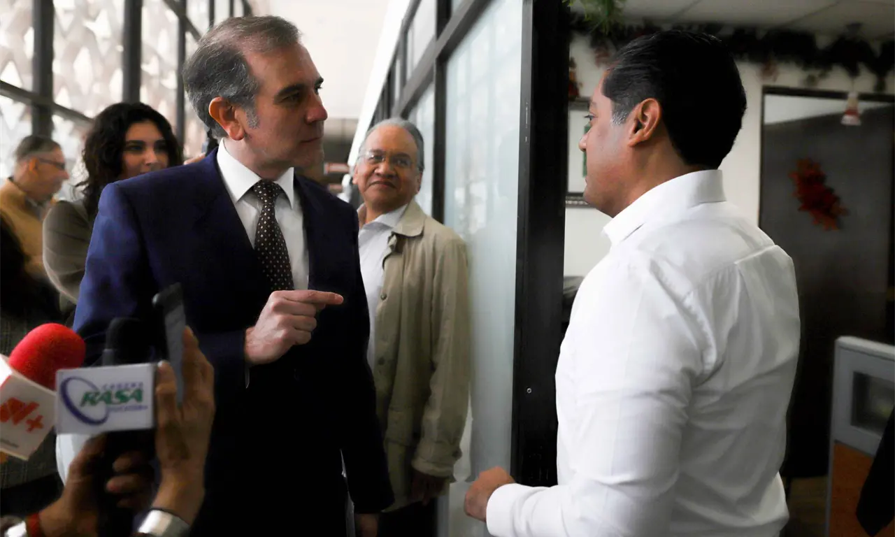  El diputado esperó a que Lorenzo Córdova pasara por su oficina. 