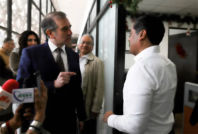 El diputado esper&oacute; a que Lorenzo C&oacute;rdova pasara por su oficina.