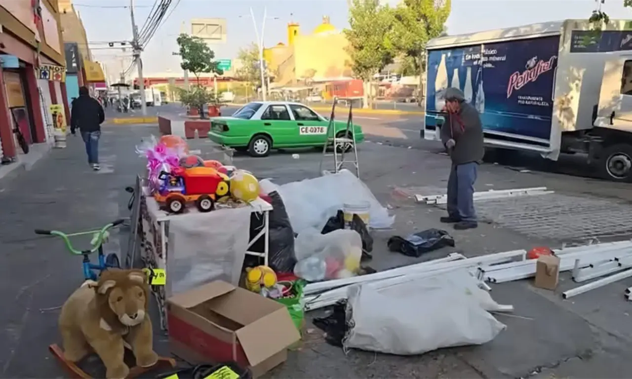  Don Juanito puso un puesto de juguetes el Día de Reyes para comprar medicinas y no vendió nada 