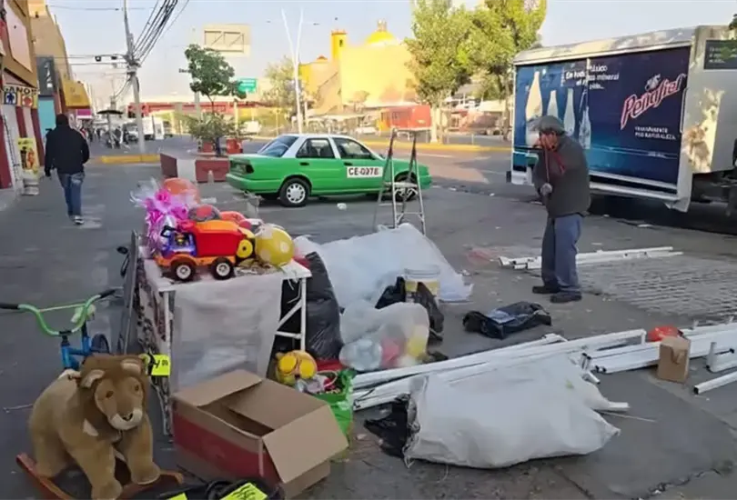 Don Juanito puso un puesto de juguetes el Día de Reyes para comprar medicinas y no vendió nada Don Juanito puso un puesto de juguetes el Día de Reyes para comprar medicinas y no vendió nada