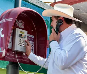 Cabinas telef&oacute;nicas gratuitas en comunidades rurales: as&iacute; funciona el programa de la CFE