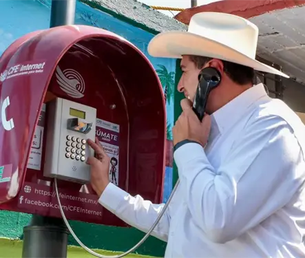 Cabinas telef&oacute;nicas gratuitas en comunidades rurales: as&iacute; funciona el programa de la CFE