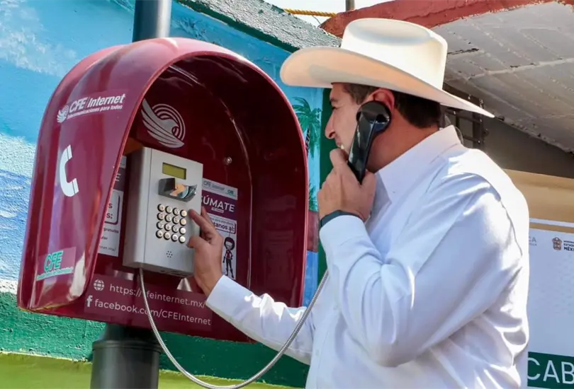 Cabinas telef&oacute;nicas gratuitas en comunidades rurales: as&iacute; funciona el programa de la CFE