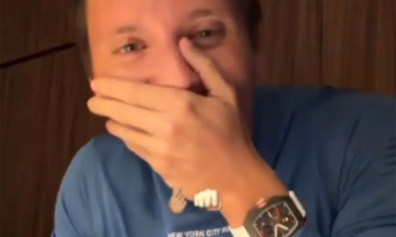  Las críticas surgieron después de que usuarios y analistas identificaran el reloj que Herrera mostraba en una fotografía difundida en Instagram. 