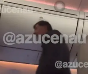 El asiento se convierte en cama: Exhiben foto de Noro&ntilde;a durmiendo en vuelo de primera clase de Roma a CDMX