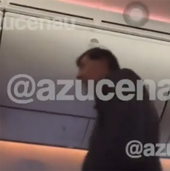 El asiento se convierte en cama: Exhiben foto de Noro&ntilde;a durmiendo en vuelo de primera clase de Roma a CDMX
