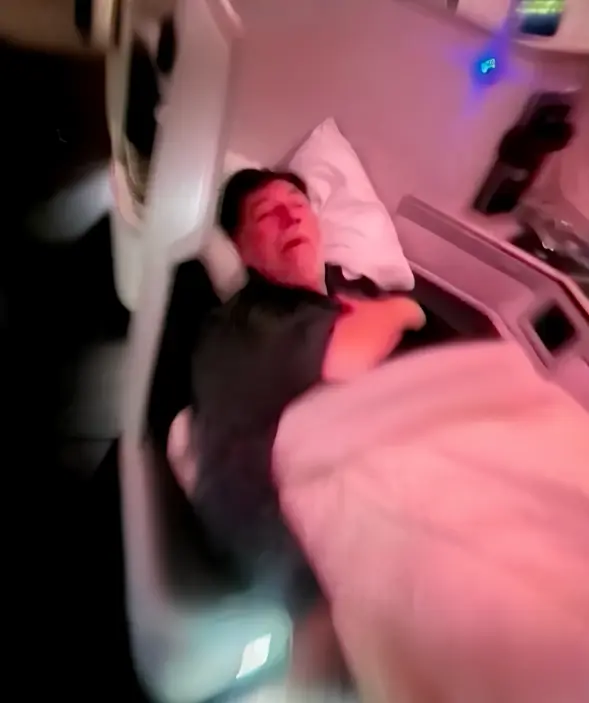 El servicio full flat bed permite al pasajero dormir completamente recostado. X.