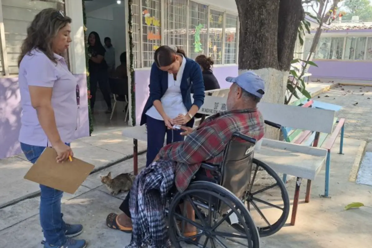  El adulto mayor permaneció a la intemperie durante toda la noche. 