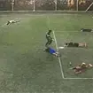 Comando armado irrumpe en cancha de fútbol y asesina a jugadores en pleno partido Comando armado irrumpe en cancha de fútbol y asesina a jugadores en pleno partido