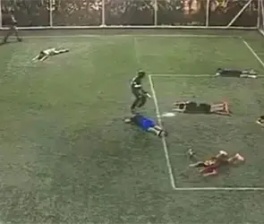 Comando armado irrumpe en cancha de f&uacute;tbol y asesina a jugadores en pleno partido