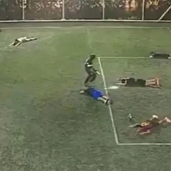 Comando armado irrumpe en cancha de f&uacute;tbol y asesina a jugadores en pleno partido