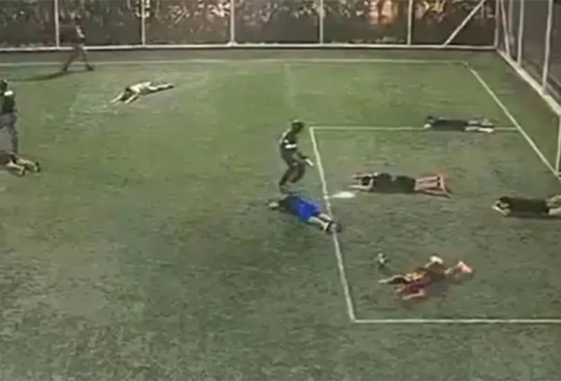 Así fue el impactante momento en que un comando armado ataco a los jugadores de un equipo de futbol en Ecuador. Así fue el impactante momento en que un comando armado ataco a los jugadores de un equipo de futbol en Ecuador.