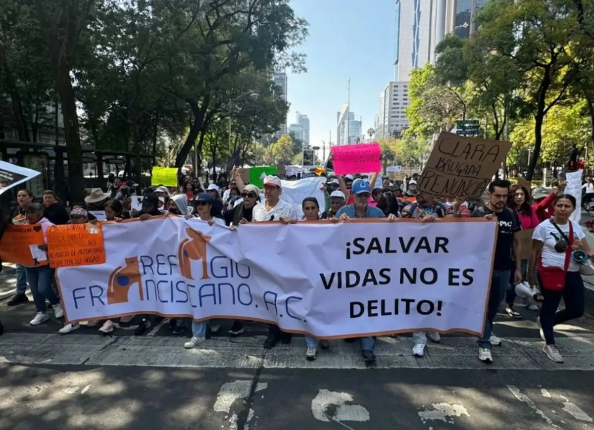  Activistas del Refugio Franciscano protestaron en Reforma para exigir la devolución de los animales asegurados y denunciar que el operativo fue un despojo. 