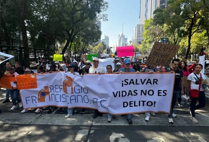 Activistas del Refugio Franciscano protestaron en Reforma para exigir la devoluci&oacute;n de los animales asegurados y denunciar que el operativo fue un despojo.