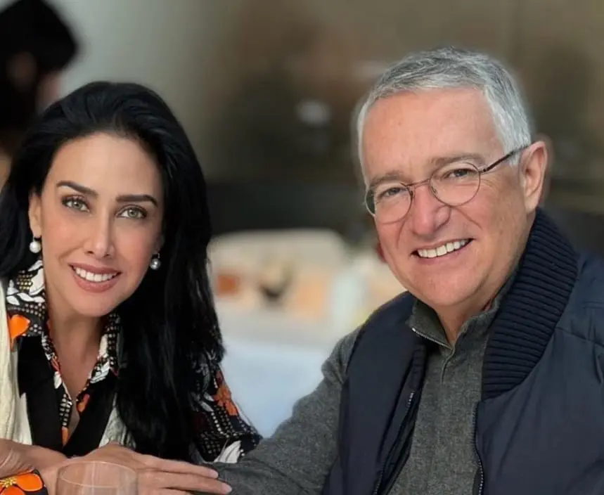 En sus redes sociales comparte fotos de sus viajes. También muestra los momentos que pasa a lado de su esposo e hijos.