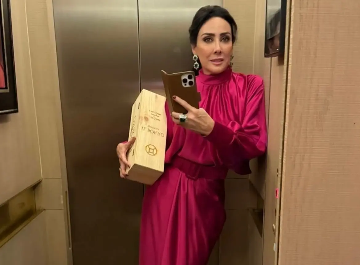 Fue en octubre de 2001 cuando Salinas Pliego se casó con María Laura Medina en una lujosa ceremonia celebrada en Cuernavaca, Morelos.