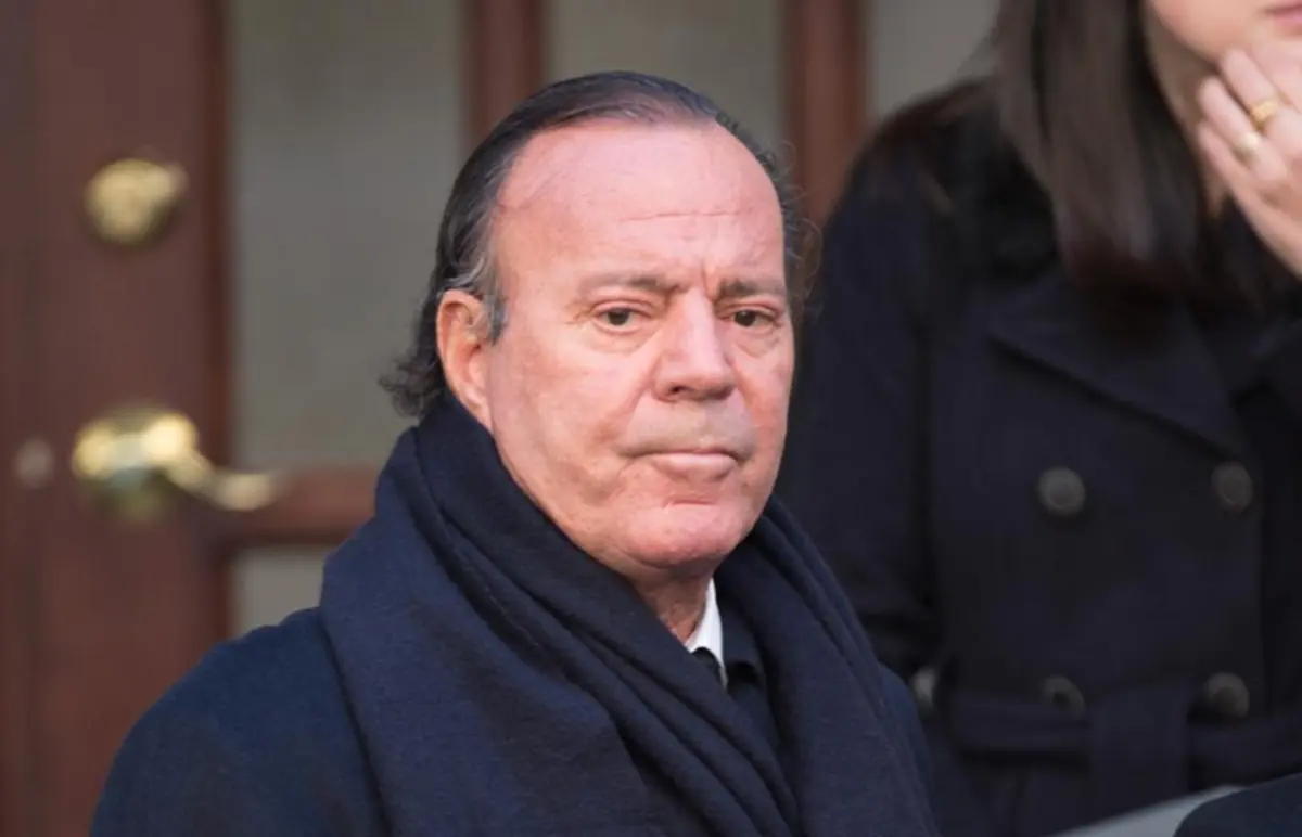  Exempleadas acusan a Julio Iglesias de agresión sexual. 