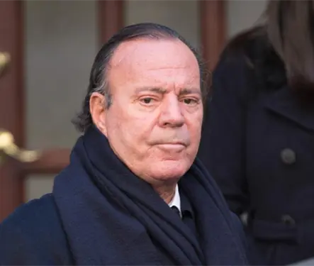 Julio Iglesias es acusado por exempleadas de abuso sexual; filtran im&aacute;genes y audios