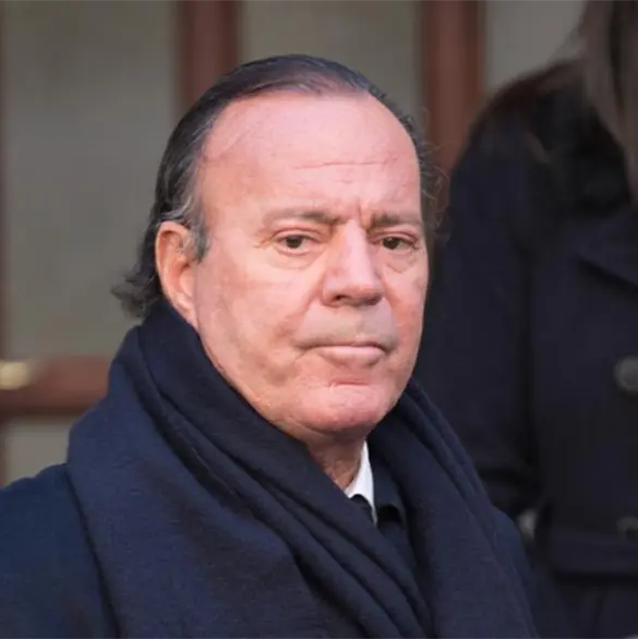 Julio Iglesias es acusado por exempleadas de abuso sexual; filtran im&aacute;genes y audios