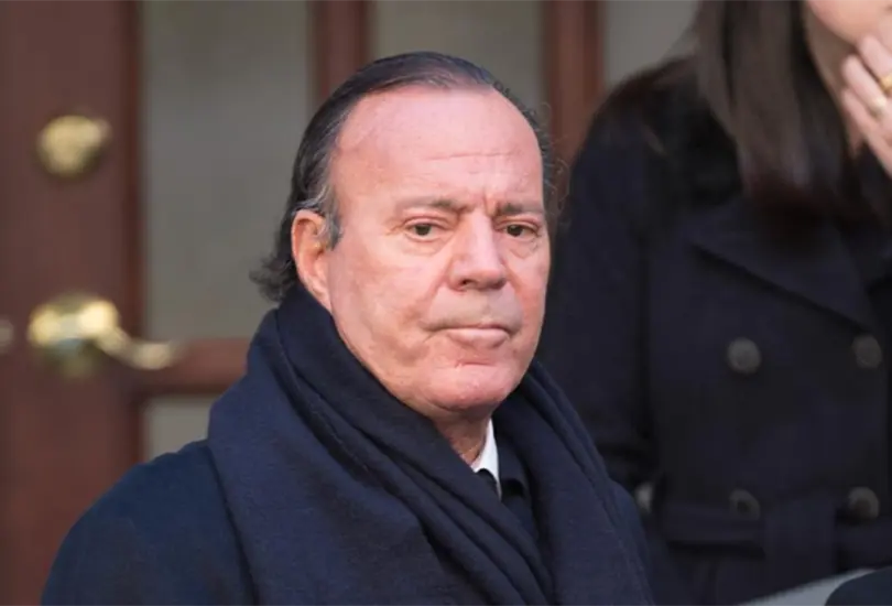 Exempleadas acusan a Julio Iglesias de agresi&oacute;n sexual.