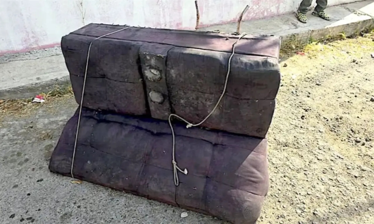  Macabro hallazgo en Tecámac: abandonan un sillón con un cadáver en la calle 