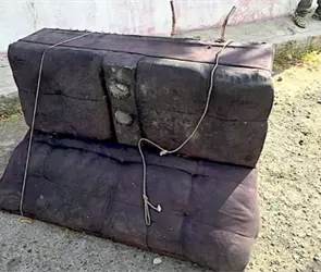 Macabro hallazgo en Tec&aacute;mac: abandonan un sill&oacute;n con un cad&aacute;ver en la calle