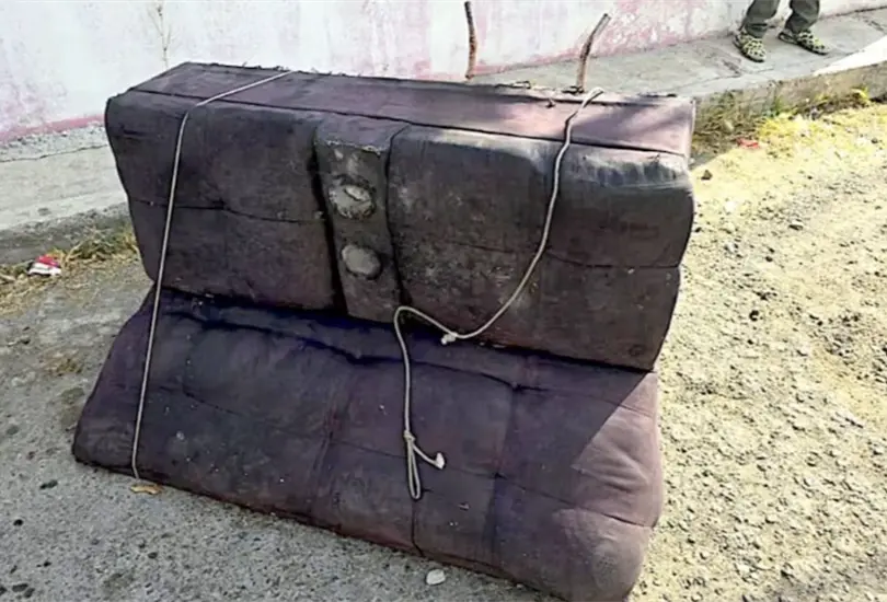 Macabro hallazgo en Tec&aacute;mac: abandonan un sill&oacute;n con un cad&aacute;ver en la calle