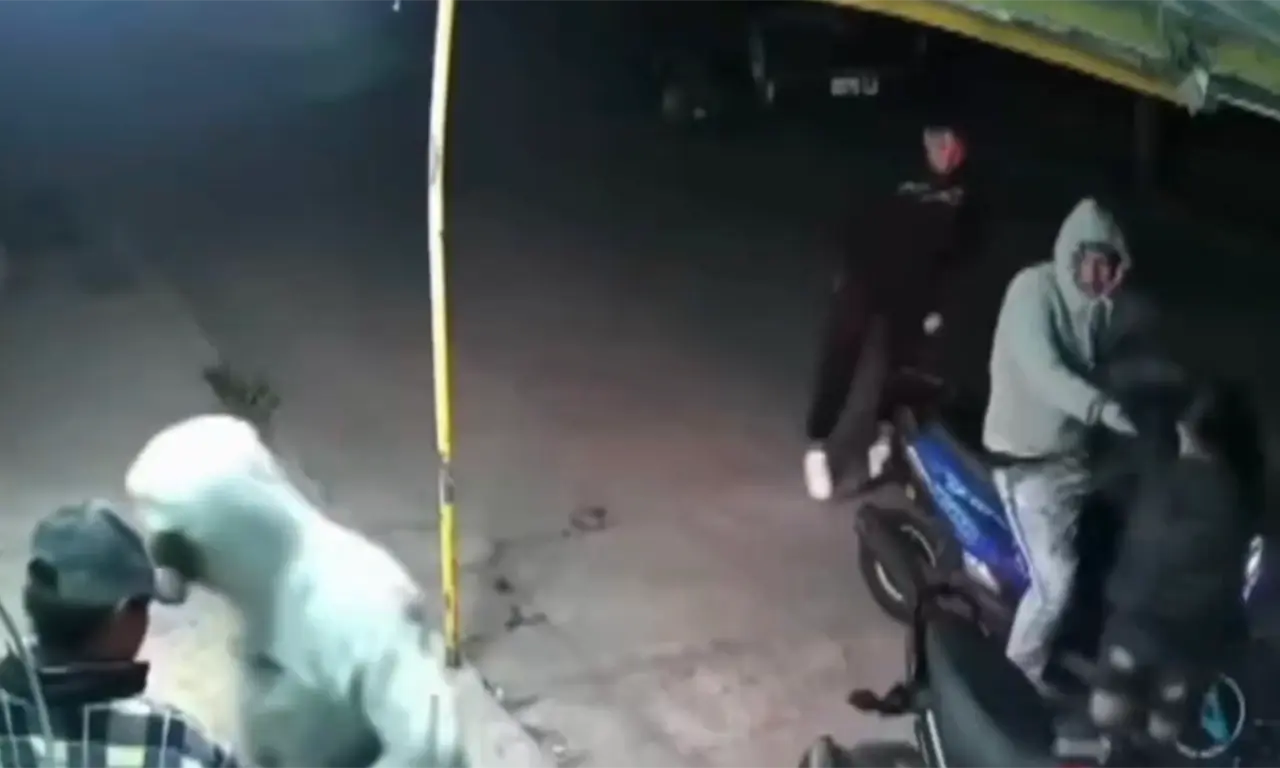  Motociclistas asaltan a barrendero de la tercera edad en Ecatepec | VIDEO 