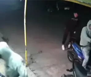 Motociclistas asaltan a barrendero de la tercera edad en Ecatepec | VIDEO