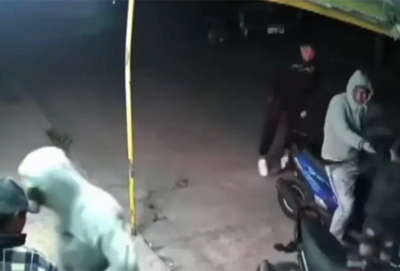 Motociclistas asaltan a barrendero de la tercera edad en Ecatepec | VIDEO