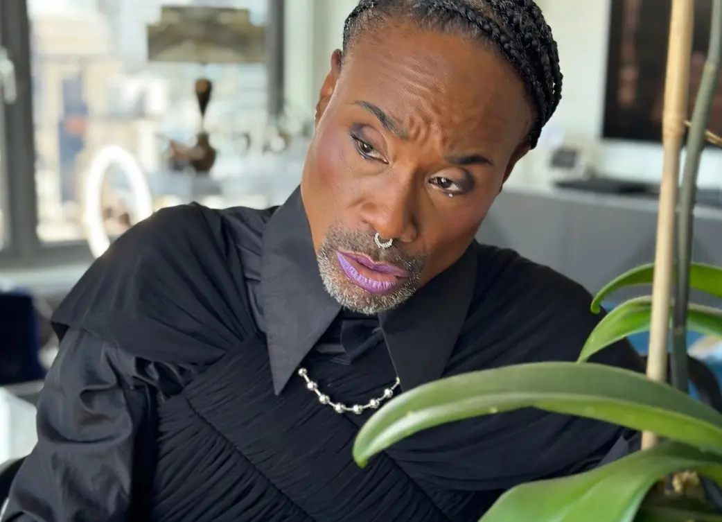 El actor y cantante estadounidense, conocido por la serie 'Pose' de Netflix, reveló en 2021 que vive con VIH desde 1985, cuando tenía 16 años. Mantuvo su diagnóstico en secreto durante más de tres décadas por miedo al estigma. Actualmente se encuentra estable y utiliza su visibilidad para concienciar sobre la salud.