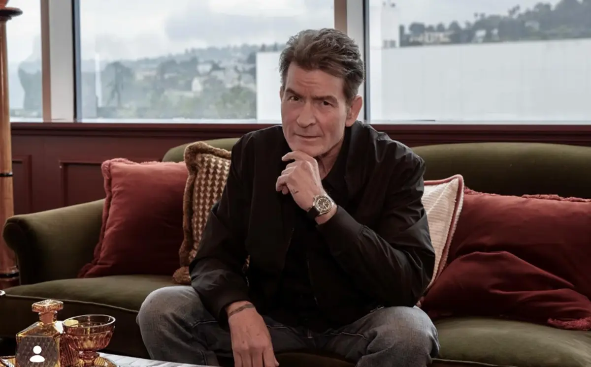 El actor estadounidense, conocido por 'Two and a Half Men', dio a conocer en 2015 que era VIH positivo tras varios años de sufrir extorsiones para no divulgar la noticia. Se encuentra controlado con medicamentos antirretrovirales, aunque algunas de sus exparejas han declarado que no fueron informadas de su diagnóstico, lo que generó controversia mediática.