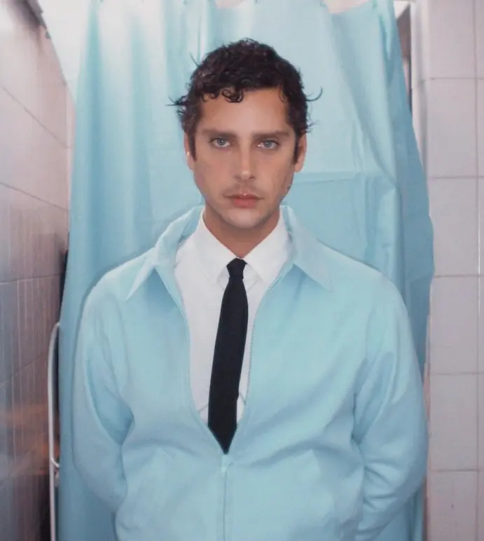 El actor y director español, conocido por la serie 'Aída' y la película 'Pieles', recientemente hizo público su diagnóstico con VIH por medio de redes sociales. Busca visibilizar la enfermedad y planea el estreno de un documental sobre el tema.<br>