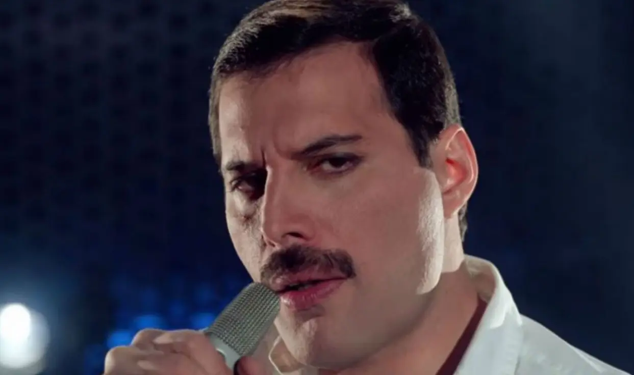 El cantante británico, líder de la banda Queen, fue diagnosticado con VIH a mediados de los años 80, aunque mantuvo su enfermedad en privado casi hasta el final de su vida. En noviembre de 1991 anunció públicamente que padecía sida y falleció al día siguiente por complicaciones relacionadas con la enfermedad. Tras su muerte, su legado impulsó campañas globales de concienciación y la creación de una fundación contra el VIH/sida.