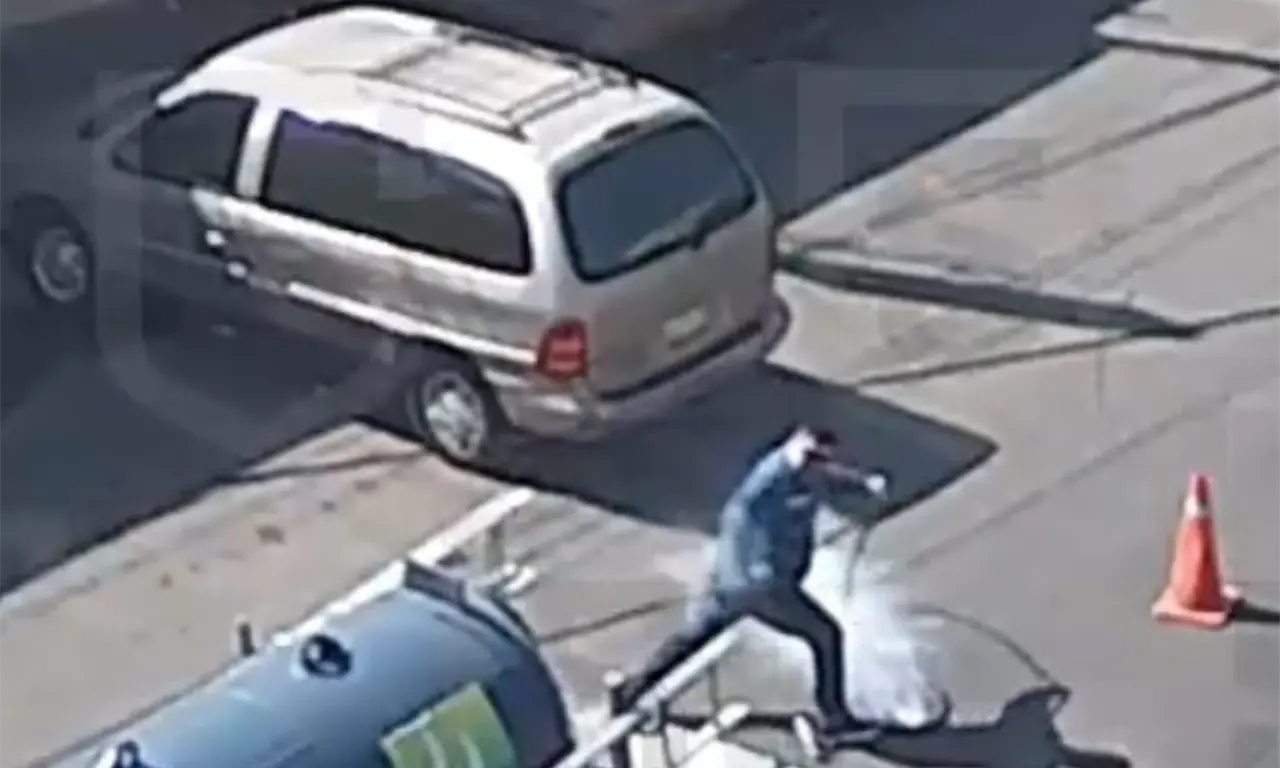  La unidad, que transportaba más de 10 mil litros de gas licuado de petróleo, comenzó a liberar el hidrocarburo presuntamente desde una manguera despachadora. 