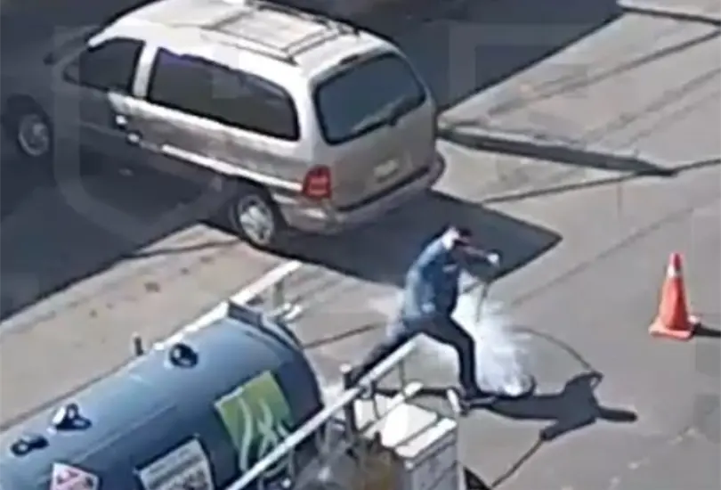 La unidad, que transportaba m&aacute;s de 10 mil litros de gas licuado de petr&oacute;leo, comenz&oacute; a liberar el hidrocarburo presuntamente desde una manguera despachadora.