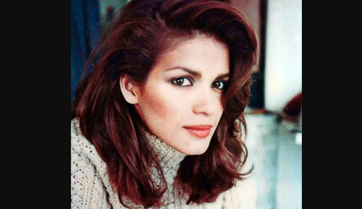 La supermodelo estadounidense, una de las figuras más influyentes de la moda en los años 70, fue diagnosticada con VIH a comienzos de los años 80; presuntamente se contagió por una aguja infectada. Murió en 1986 con tan solo 26 años, convirtiéndose en una de las primeras mujeres famosas cuya muerte por sida recibió atención pública.